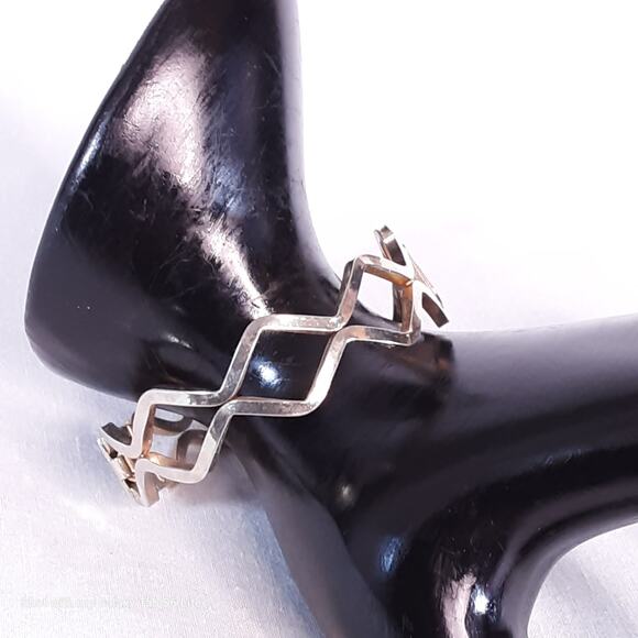 Wavy Hinge Clamper Bracelet Gold Tone Metal Open Work - Picture 2 of 8